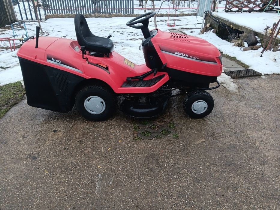 Tractoras de tuns iarba și gazon