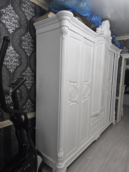Продам шкаф массивный бу