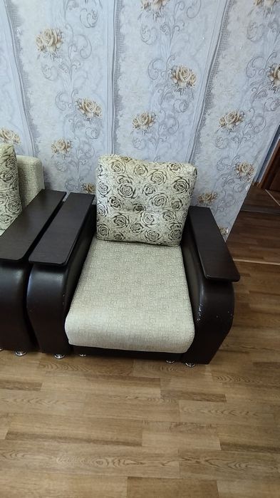 Продам угловой диван с креслом и пуфиком