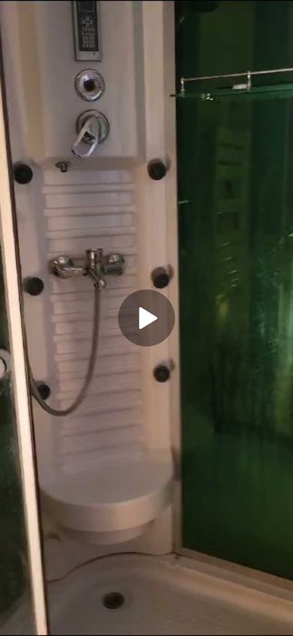 Cabină de duș, 2 chiuvete și alte corpuri de mobilier pentru baie