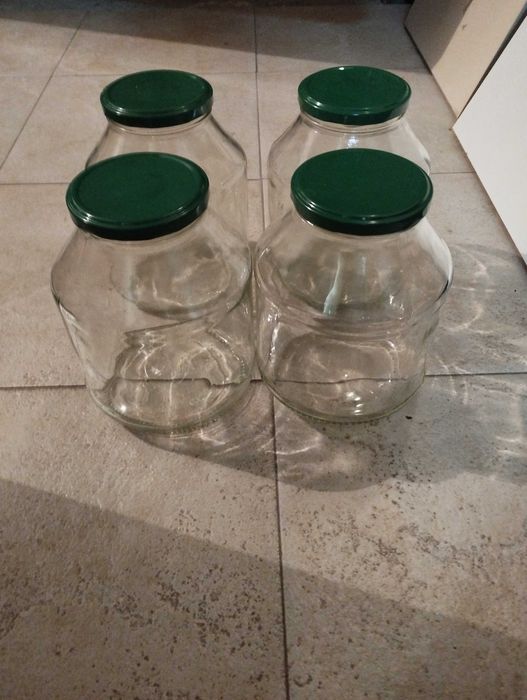 Продавам употребявани стъклени буркани на винт с различна вместимост
