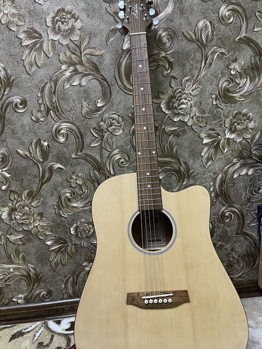Gitara sotiladi holati yaxshi saqlangan