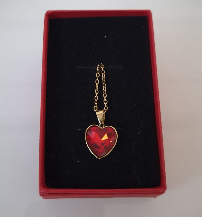 Дамско колие сърце с червен кристал / Свети Валентин / 18 к покритие