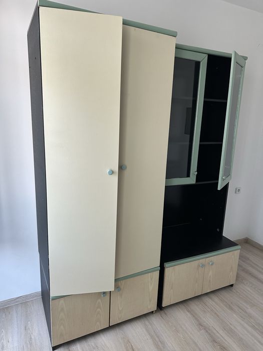 Голям гардероб с рафтове и шкафове