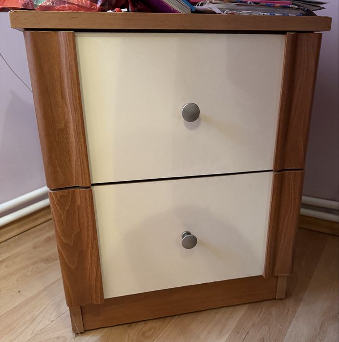 Спалня с матрак и две нощни шкафчета