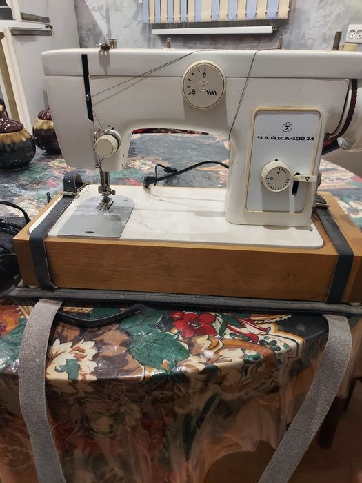 Электрическая швейная машинка