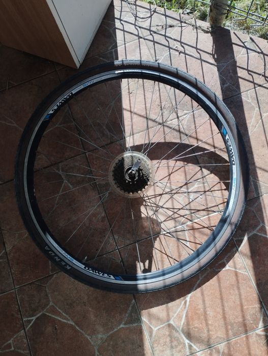 Vând roata de 28 spate , completa cu 7 pinioane, cursiera