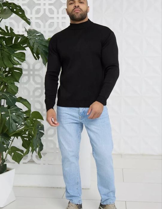 Чёрная водолазка.