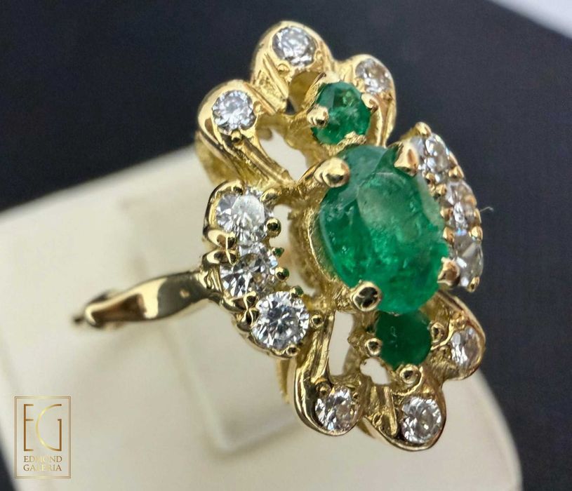 Inel din aur, decorat cu smaralde și diamante