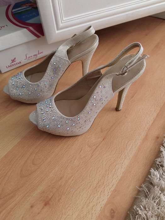 Обувки по 10 лева