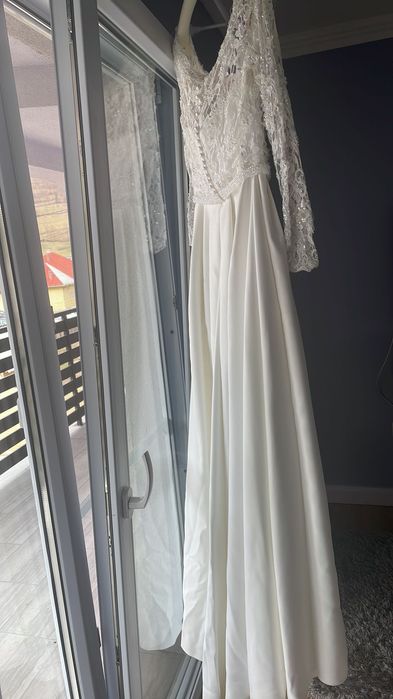Vând rochie de mireasa făcută la comanda marime S/M .