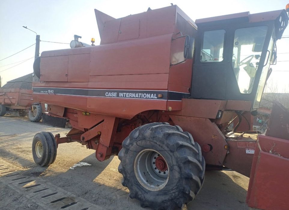 Combina Case IH Axial-Flow 1640 - 180 CP - header porumb + paioase