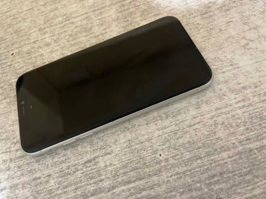 Vând iPhone 11 alb