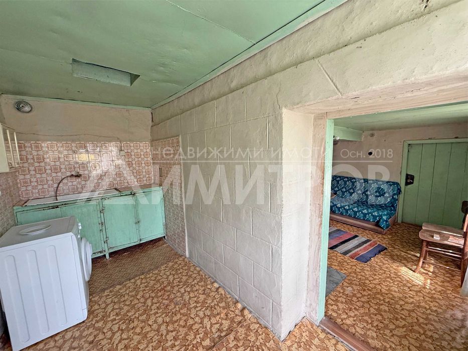 Продава автентична селска къща с кладенец в с. Памукчии, общ. Нови пазар (обл. Шумен).