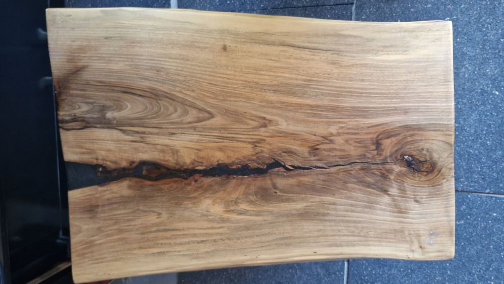 Плот за маса от орех с черна епоксидна смола