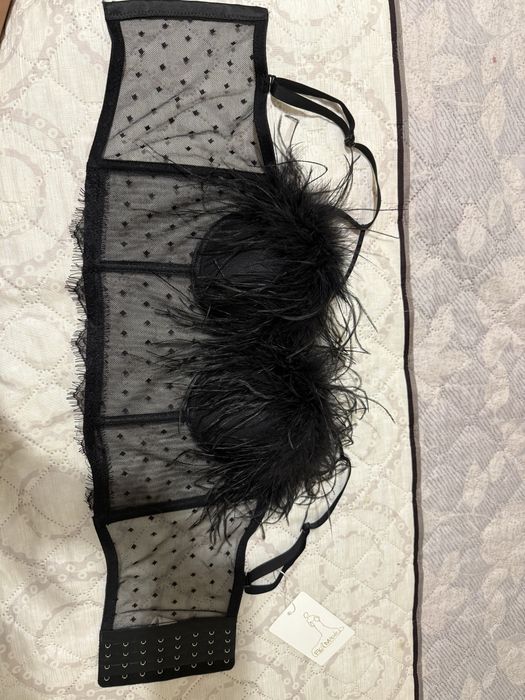 Черно бюстие с пера