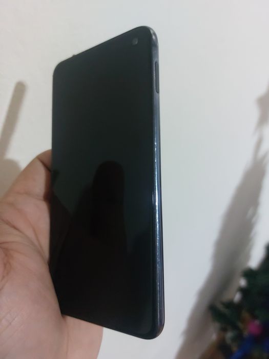 Samsung s10e 128 GB ram 6