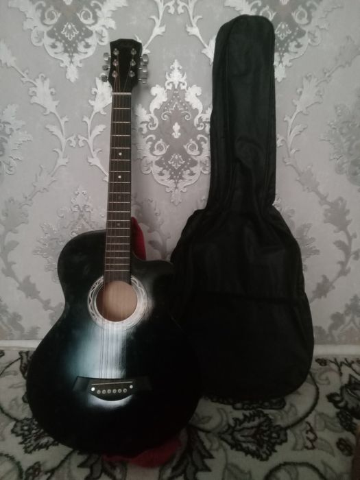 Gitara sotiladi aybi yuq narxini kelishamiz