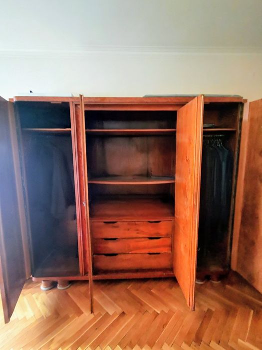 Старинен дървен гардероб