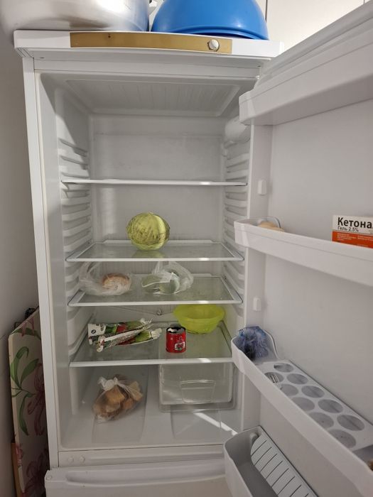 Продам холодильник Indesit SB200