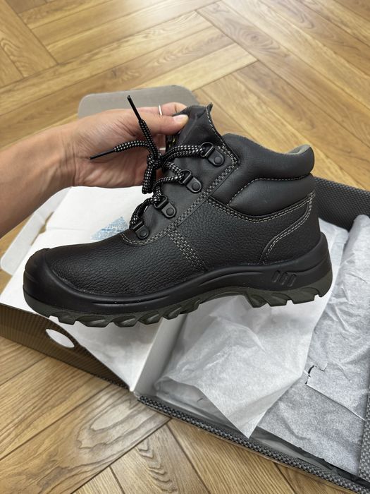 Продам спец обувь Safety jogger