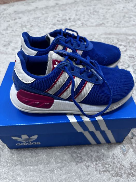 Кроссовки адидас