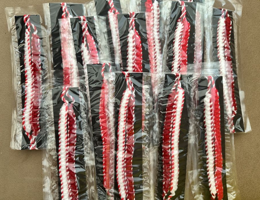 Мартеници ръчно плетени