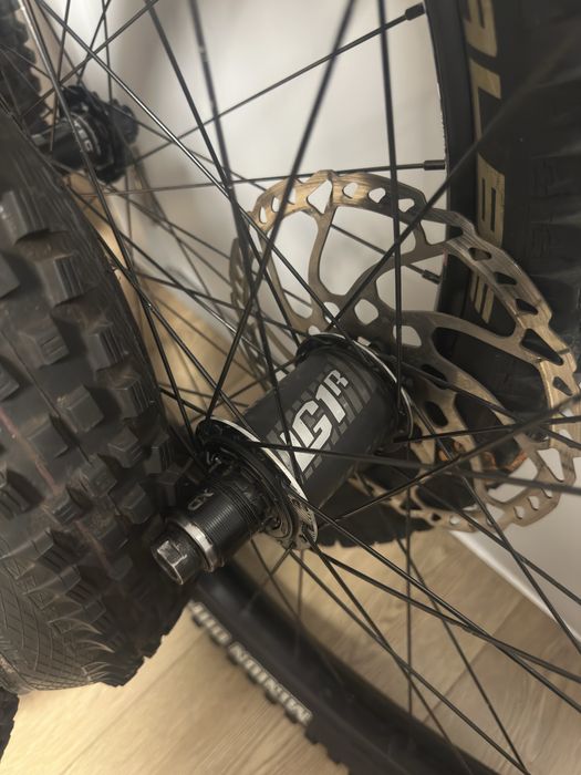 Капли и гуми Dt swiss; hope; race face; maxxis; E*13