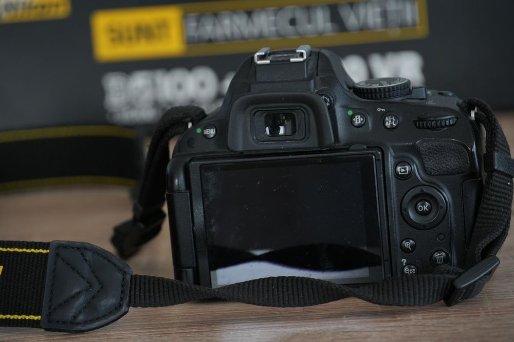 Camera foto Nikon D5100, obiectiv si bliț