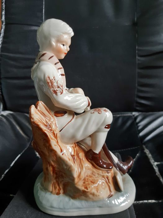 vand bibelou/statueta din portelan cu motive traditionale/taranesti