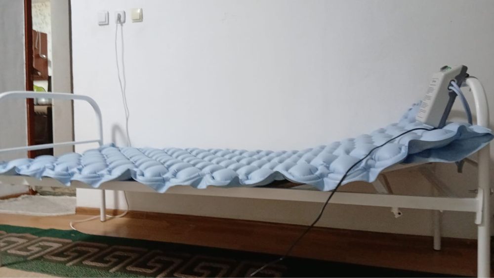 Медицинкий кровать + матрас