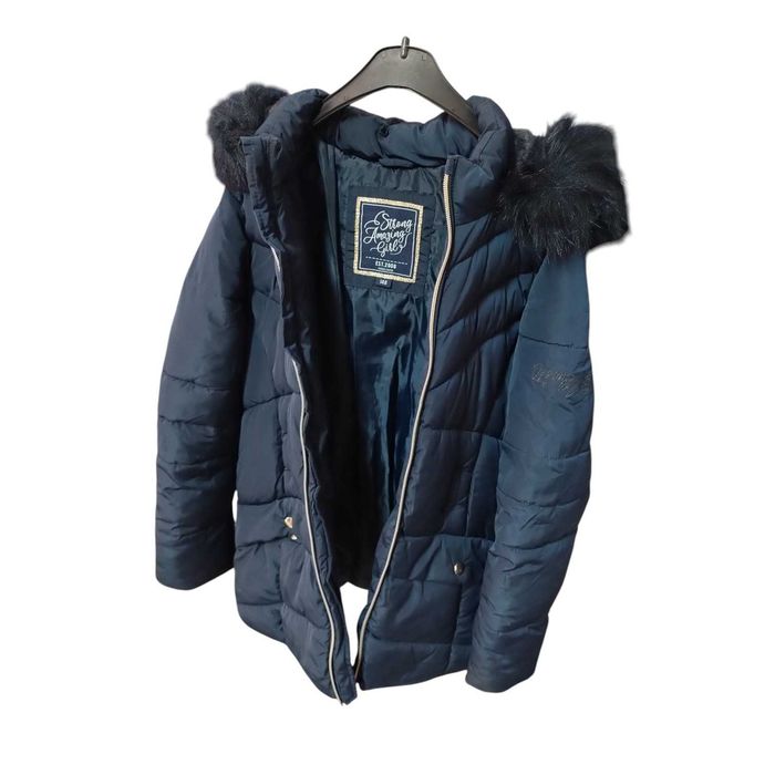 Geacă Lungă de Iarnă Puffer C&A Strong Amazing Girl cu Blăniță și Curea în Talie – Mărimea 146 (10-11 Ani) | Second Hand Premium 69,00Lei
