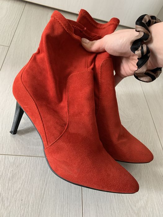 Червени Велурени Боти на Ток, Номер 40