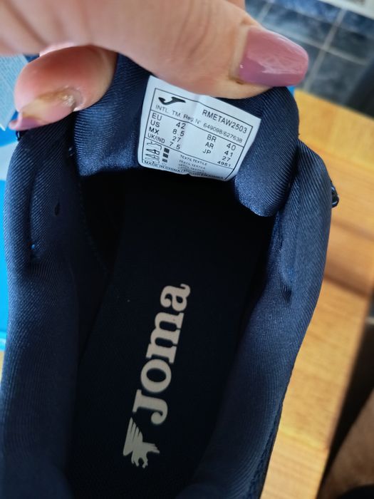 Vând adidași noi in cutie