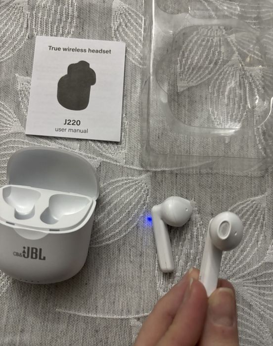 Vând Căști Wireless JBL TUNE 220, albe, noi, in cutie.