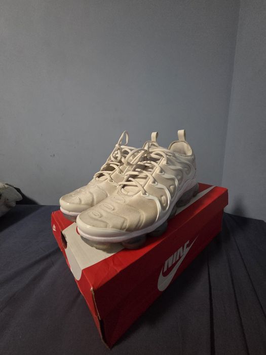 Vapormax plus бели
