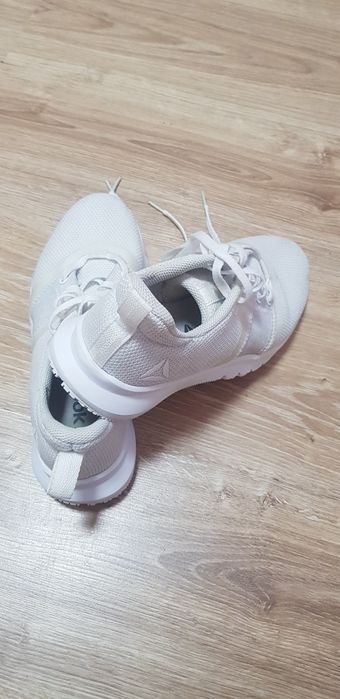Бели маратонки Reebok номер 38