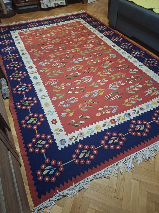 Traditional Handwovem Romanian rug