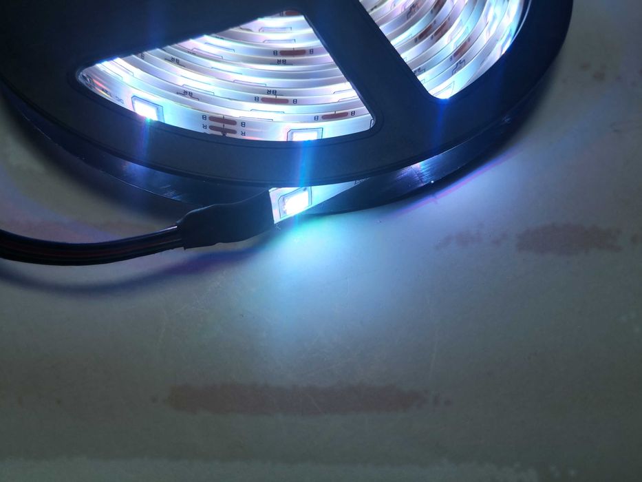 Banda led rgb multicolor 5 m cu alimentare si telecomanda