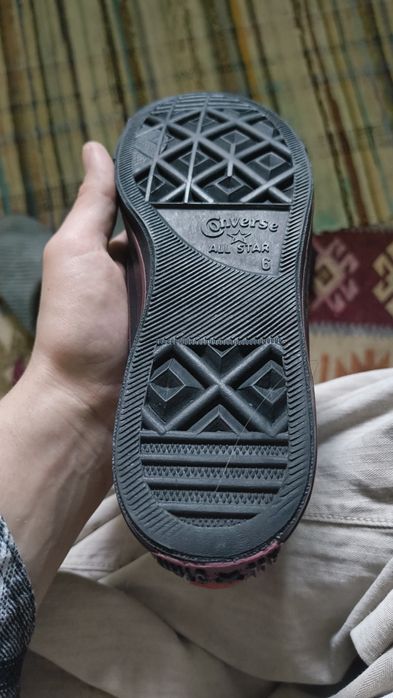 Converse negru cu vișiniu