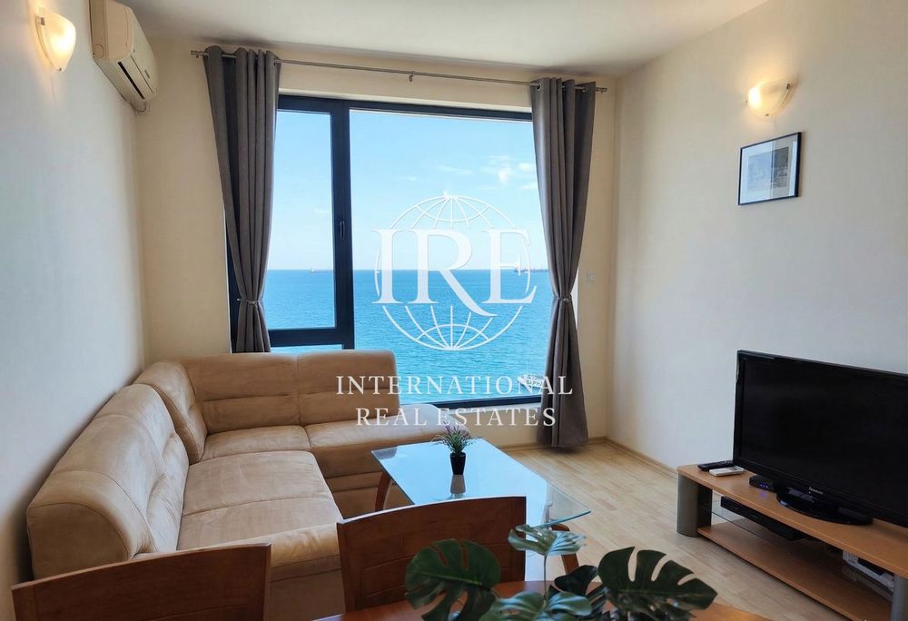 Уютен двустаен апартамент с панорама море в бутикова сграда на метри