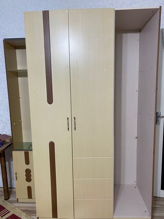 Шкаф трёхдверный