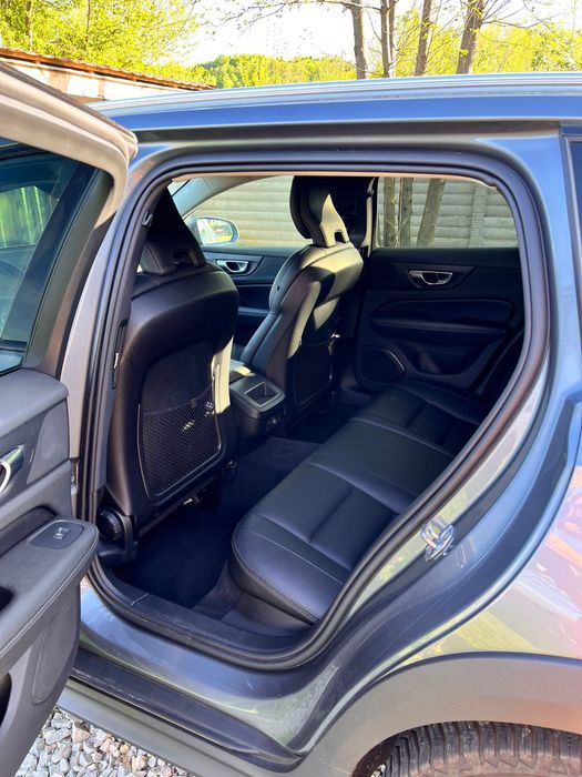 Volvo V60 Cross Country D4 AWD • Momentum Pro • 2020