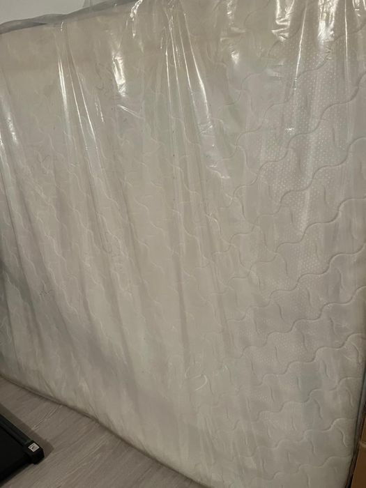 Продам матрас белый