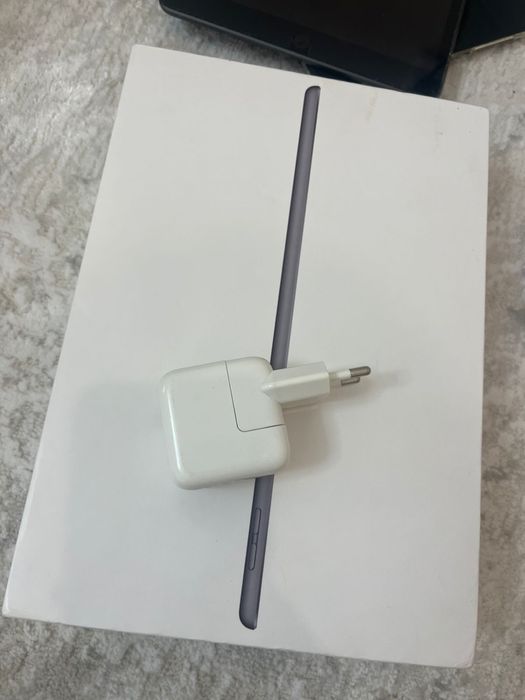 iPad 7 (128GB) Wi-Fi Space Gray + чехол