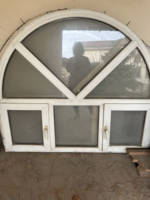 Пластиковое окно с решеткой