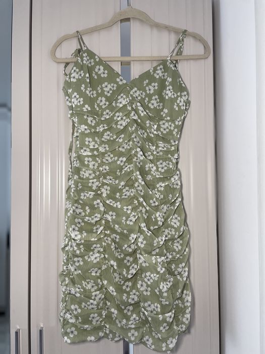 Светлозелена рокля с бели цветя