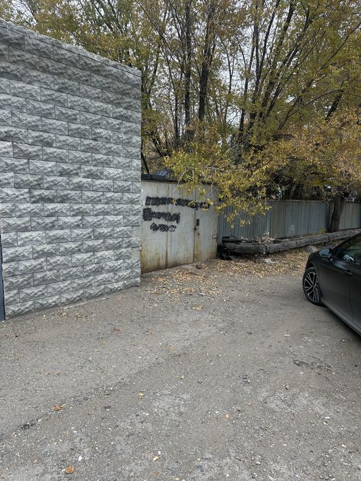 Гараж во дворе по Царева
