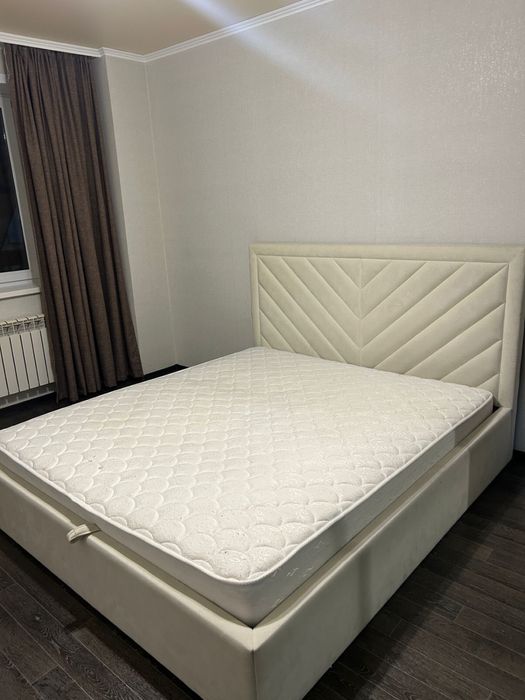 Продам двуспальную кровать с матрасом, в хорошем состоянии