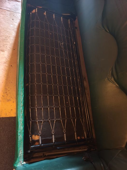 Vând canapea  extensibila imitație piele verde  cu saltea inclusa !